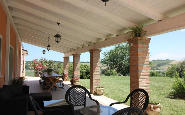 Villa Diana, Marche - intera struttura con piscina