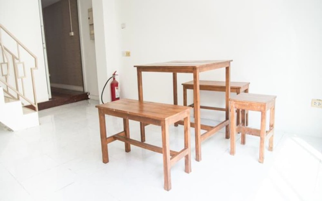 Domingo Hostel Donmuang – Guest Rooms – Bangkok