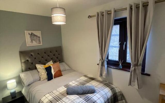 Comfy & Spacious 5 person house, driveway parking!