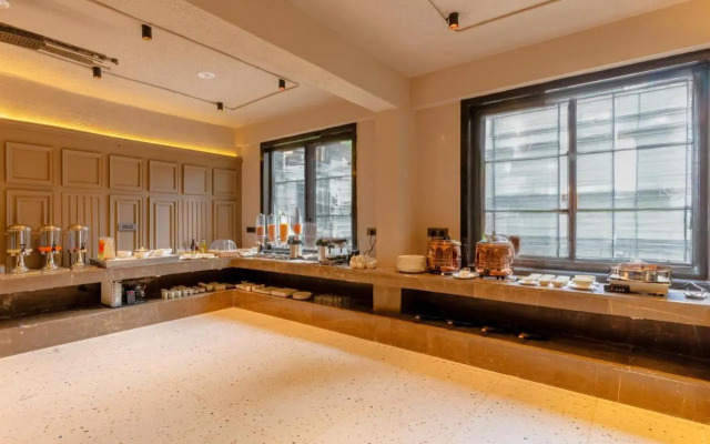 Hanric by Eight Continents Ikshana Luxe