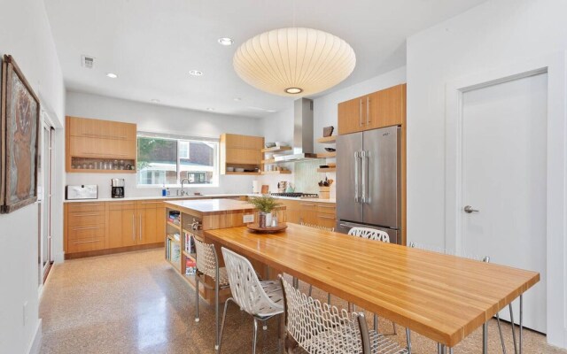 The Local - 2 Blocks to DT Fay - Walk Everywhere!