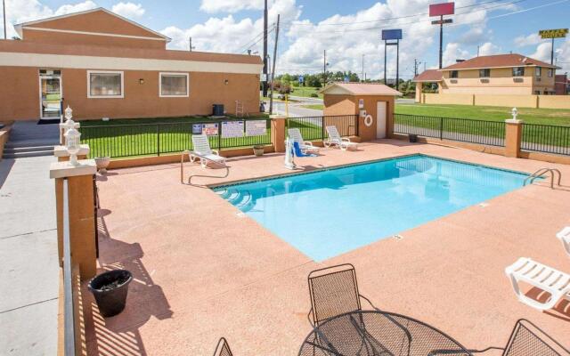 Econo Lodge Inn & Suites Macon