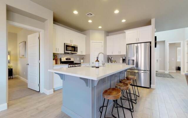Desert Serenity 4 Bedroom Apts by RedAwning