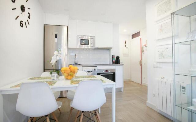 BEACH APARTMENT with BBQ, PS4, BIKES!