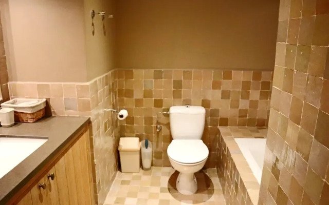 Seaside Comfort With Parking