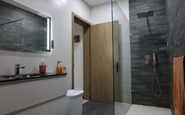 Room-very Bright Well Kept Apartment