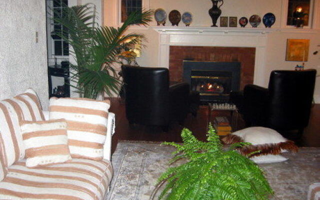 Charm of Qualicum Bed and Breakfast
