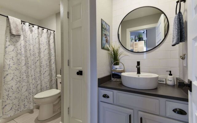 Table Rock Lookout Duo - Spacious Balcony