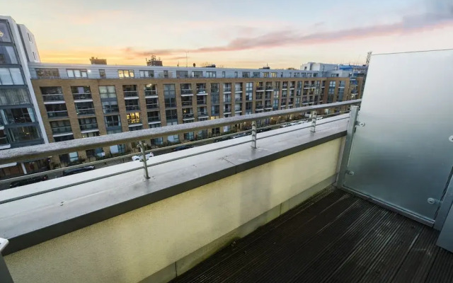 JOIVY Trendy Islington Flat for 2 with Patio