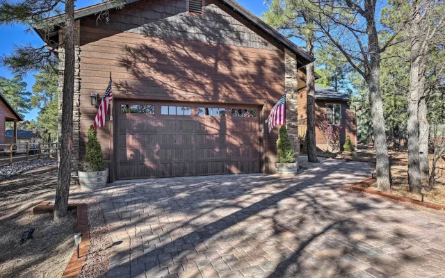 Hot Tub & Ponderosa Views! Luxe Cabin in Lakeside