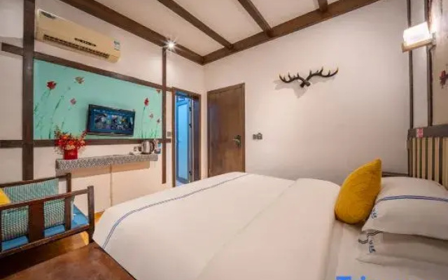 Qingya Courtyard · Sunny Villa · Designer Miaofeng Boutique Stay (Fenghuang Ancient Town)