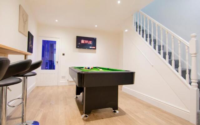 Stunning Bolton Abode - Pool Table