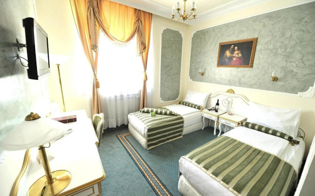Queen's Astoria Design Hotel