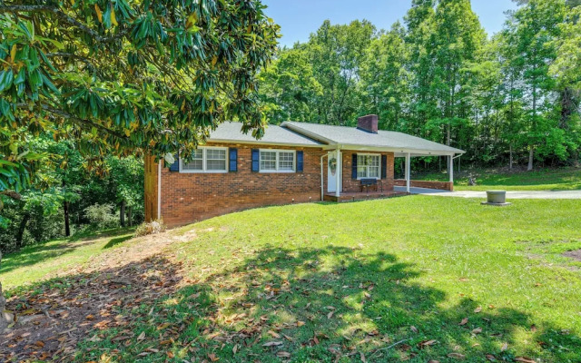 Charming Jonesville Home w/ Grill - Near Wineries!