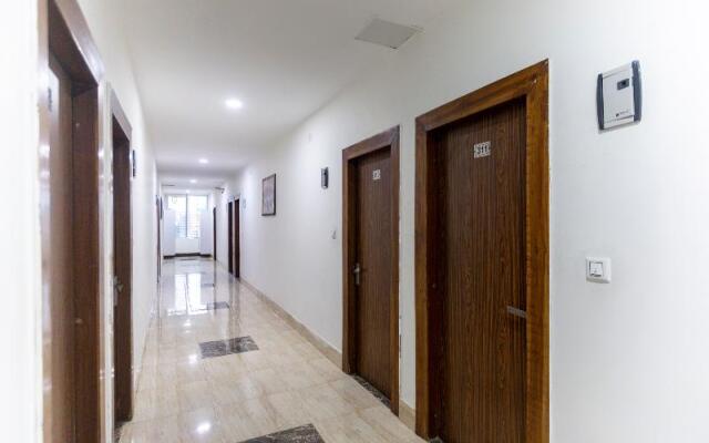 Capital O 64120 Hotel Noida Suites
