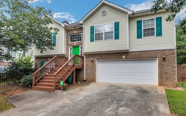 Atlanta Retreat W/ 2-car Garage, Fenced Yard 6 Bedroom Home by Redawning