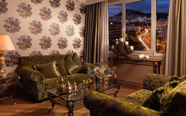 Divani Caravel Hotel