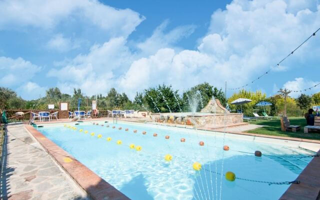 Belvilla by OYO Large Farmhouse With Pool