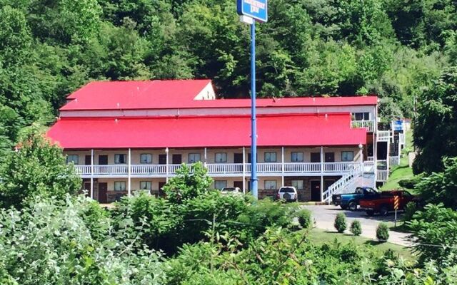 OYO Hotel Chapmanville Inn, WV - Hwy 119