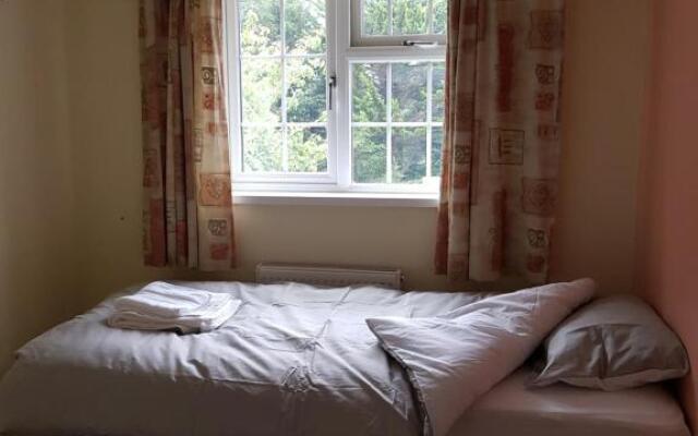 Spacious Swindon 5 bedroom house - sleeps up to 10