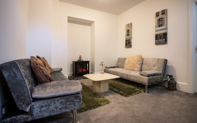 The Mews, With Free Private Parking, Windermere