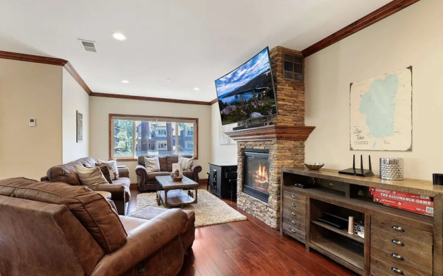 Tahoe Woods Villa - Walk to Beach and Gondola/ Heavenly Ski