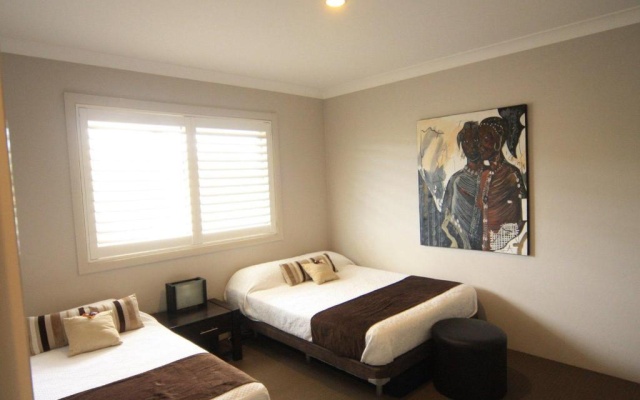 339 Pacific Blue 265 Sandy Pt Road HUGE RESORT LAGOON POOL – Guest Rooms – Salamander Bay