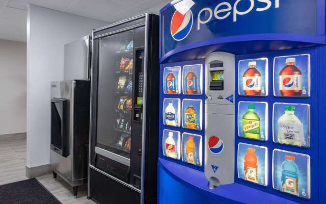 Super 8 by Wyndham Lindenhurst