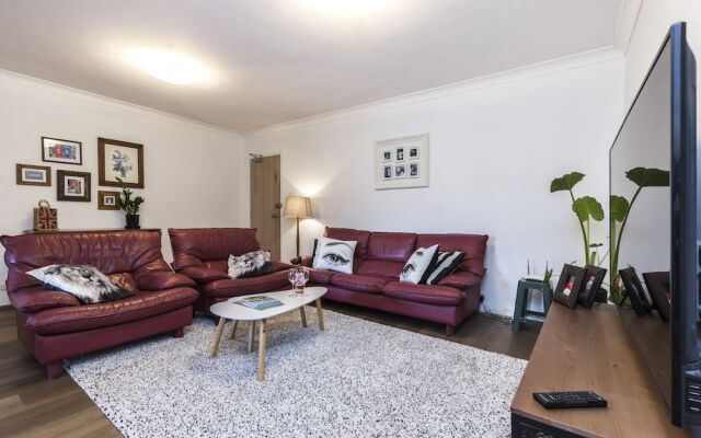Two Bedroom Apt Close To Chatswood With Parking
