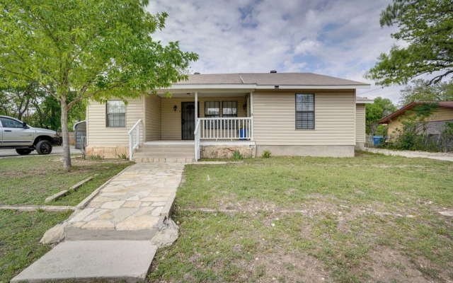 Kerrville Vacation Rental Across From River Trail!
