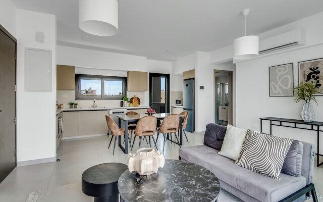 Sanders Elgio - Cute 2-bdr Apt With Balcony