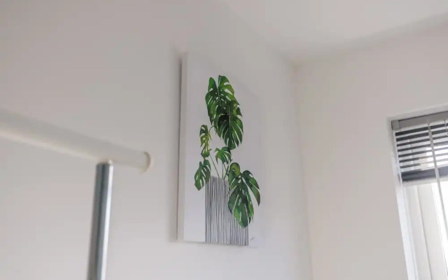 Modern 3 Bed House-free Parking