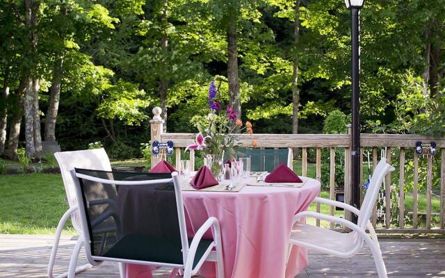 Layla's Riverside Lodge