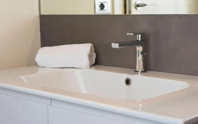 ALTIDO Stylish Apt for 4, close to Como Centre