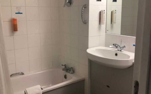 Days Inn Fleet M3