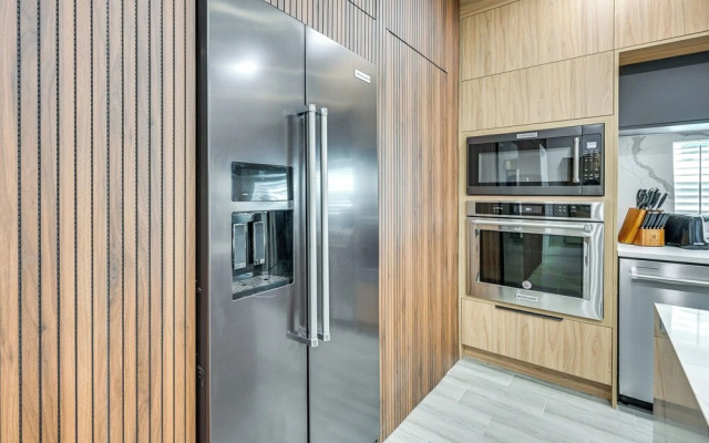 Modern Lakeland Golf Retreat w/ Putting Green