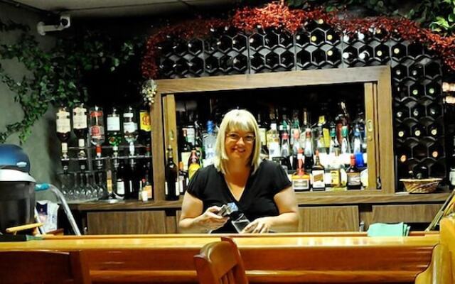 Pinewood Motor Inn
