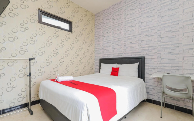 RedDoorz Syariah near Green Park Jatiwarna