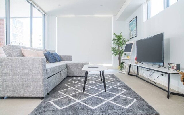 Contemporary Art 2Beds Apt