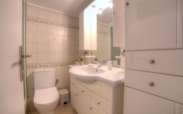 L' apartment blanc dans le centre de Glyfada