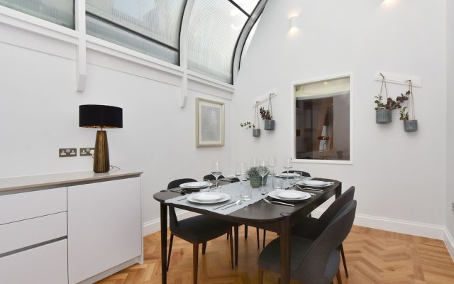 Plush Apartment in London near Piccadilly Circus and Chanel