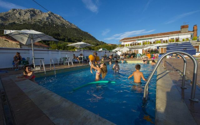 Uxarte restaurante, hostal y piscinas en Mondragón.
