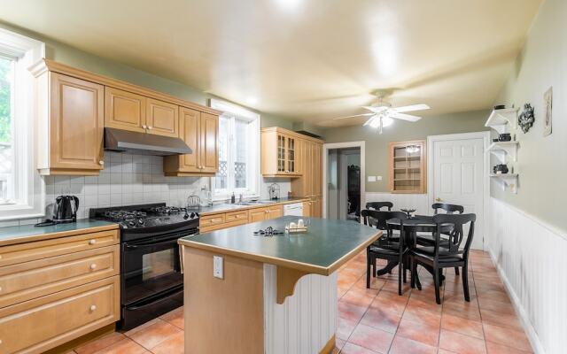 Cozy Houses in Downtown Toronto by GLOBALSTAY