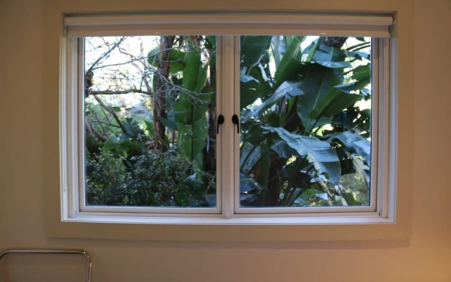 Balmoral Retreat a Garden Haven, 2 Min to Beach
