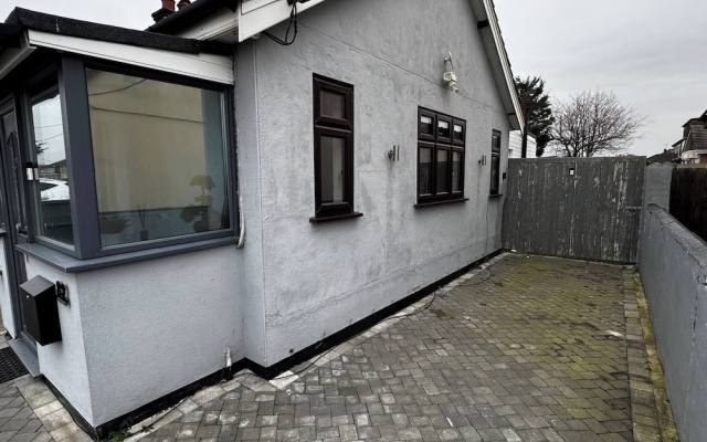 Charming Bungalow Rental in Rainham Comfort and Convenience