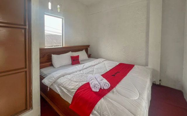 RedDoorz Syariah @ Jalan Dieng 4 – Guest Rooms – Wonosobo