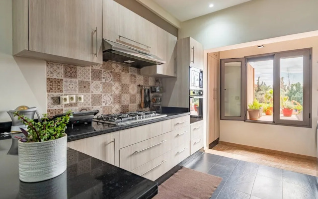 "superbe Appart Méga Terrasse Piscine +big Jardin"