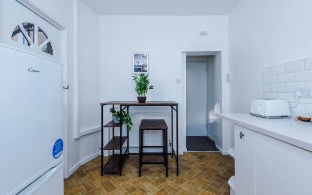 Comfy Four Bedroom House with parking