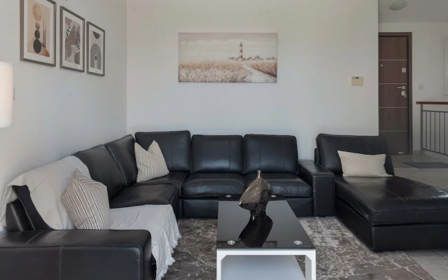 Phaedrus Living: Seaview Hilltop Maisonette