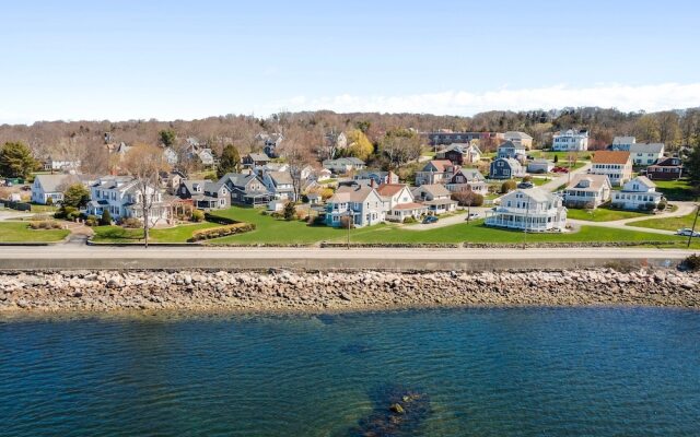 Spacious Coastal Tiverton Waterfront Getaway 3 Bedroom Cottage by Redawning